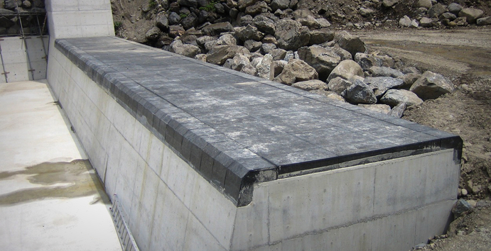コンクリート保護工兼用ゴム型枠工法の画像が表示されています。