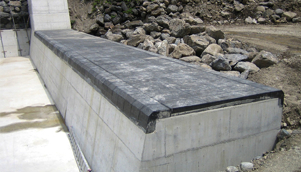 コンクリート保護工兼用ゴム型枠工法の画像が表示されています。