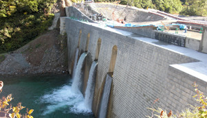立谷沢川流域本沢第二砂防えん堤改築工事の画像が表示されています。