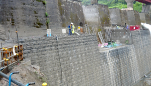立谷沢川流域本沢第二砂防えん堤改築工事の画像が表示されています。