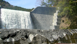 安倍川水系金山砂防えん堤補強工事の画像が表示されています。
