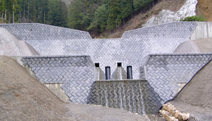天竜川水系伊ﾉ木沢砂防えん堤工事の画像が表示されています。