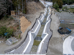 天竜川水系伊ﾉ木沢砂防えん堤工事の画像が表示されています。