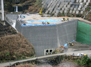 迫地区地すべり対策工事1の画像が表示されています。