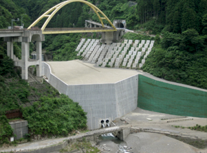 迫地区地すべり対策工事2の画像が表示されています。