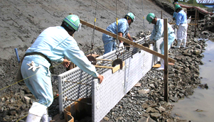 杉島地区護岸根固復旧工事の画像が表示されています。