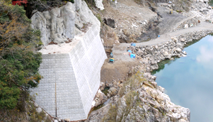 長安口ダム下流河岸対策工事の画像が表示されています。